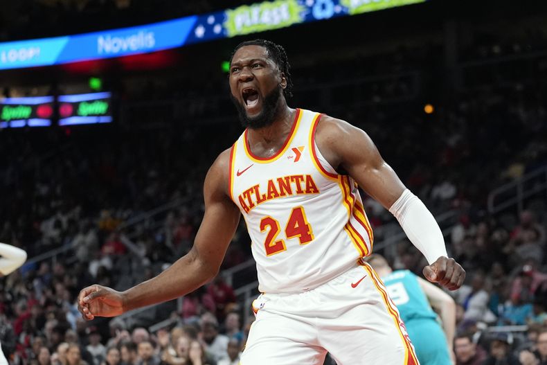El alero de los Hawks de Atlanta Bruno Fernando reacciona tras anotar en el encuentro ante los Hornets de Charlotte el sábado 23 de marzo del 2024. (AP Foto/John Bazemore)