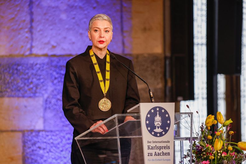 La galardonada Maria Kolesnikova pronuncia un discurso tras recibir el Premio Internacional Carlomagno en Aquisgrán, Alemania, el sábado 14 de marzo de 2026. (Thomas Banneyer/dpa vía AP)