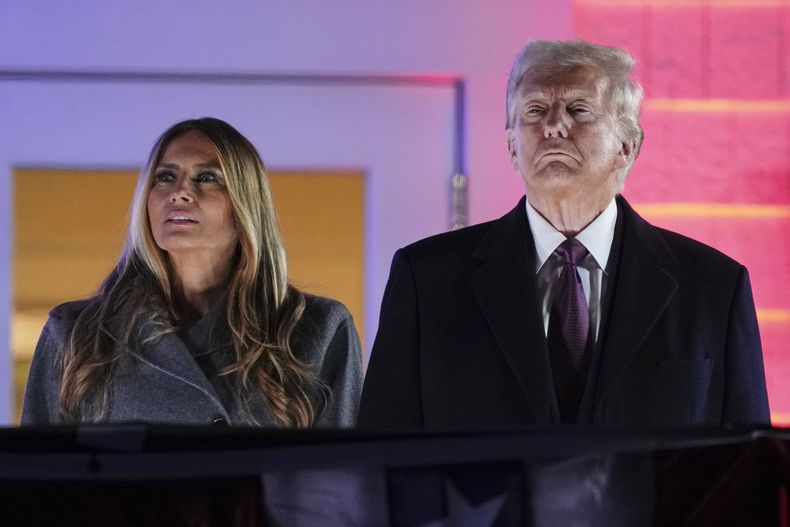 El presidente electo Donald Trump, a la derecha, y Melania Trump miran los fuegos artificiales en el Trump National Golf Club en Sterling, Virginia, el sábado 18 de enero de 2025, antes de la 60ma toma de posesión presidencial. (AP Foto/Matt Rourke)