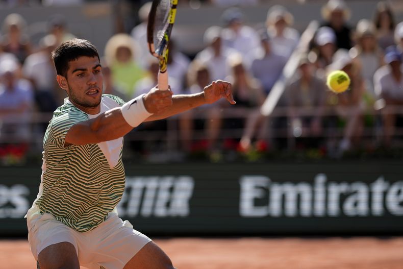 Carlos Alcaraz devuelve ante Lorenzo Musetti durante el partido de los cuartos de final del Abierto de Francia, el domingo 4 de junio de 2023. (AP Foto/Thibault Camus)