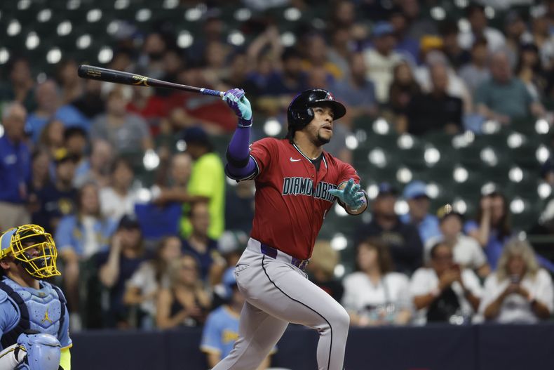 Ketel Marte, de los Diamondbacks de Arizona, observa su cuadrangular durante la primera entrada del juego de béisbol en contra de los Cerveceros de Milwaukee, el viernes 20 de septiembre de 2024, en Milwaukee. (AP Foto/Jeffrey Phelps)