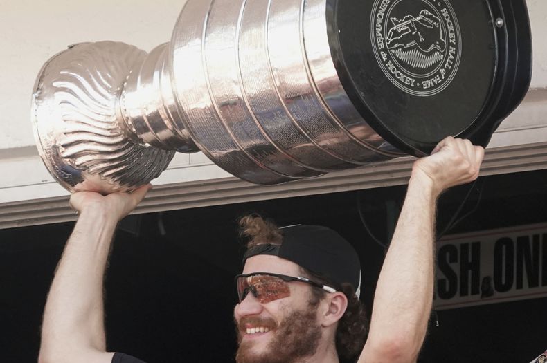 Matthew Tkachuk, de los Panthers de Florida, sostiene la Copa Stanley durante la celebración del miércoles 18 de junio de 2025, en Fort Lauderdale, Florida (Joe Cavaretta/South Florida Sun-Sentinel via AP)