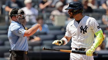 El panameño José Caballero, de los Yankees de Nueva York, protesta luego que el umpire del plato Quinn Wolcott le marca una infracción en el primer juego de una doble cartelera ante los Piratas de Pittsburgh, el miércoles 22 de julio de 2026 (AP Foto/Adam Hunger)
