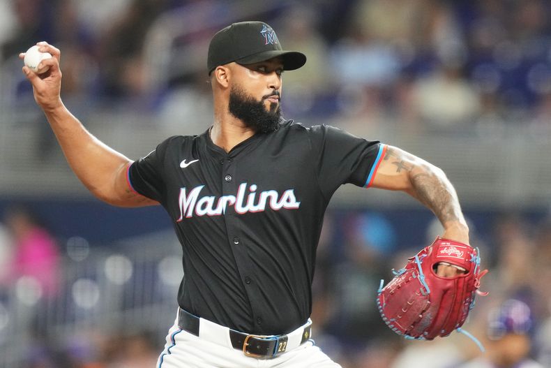 Sandy Alcántara, abridor de los Marlins de Miami, lanza durante la primera entrada del juego de béisbol de Grandes Ligas frente a los Mets de Nueva York, el viernes 26 de septiembre de 2025, en Miami. (AP Foto/Lynne Sladky)
