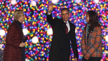 americateve | El presidente Barack Obama saluda al p&uacute;blico junto a su hija Malia y la actriz Jane Lynch durante la ceremonia de encendido del &Aacute;rbol de Navidad Nacional frente a la Casa Blanca en el viernes 6 de diciembre del 2013. (Foto AP/Charles Dharapa