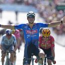 El neerlandés Mathieu van der Poel celebra al cruzar la meta tras ganar la novena etapa del Tour de Francia en Ussel, Francia, el domingo 12 de julio del 2026. (AP Foto/Thibault Camus)