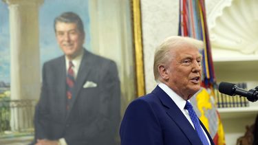 El presidente Donald Trump habla mientras Tulsi Gabbard presta juramento para el cargo de directora de Inteligencia Nacional en la Oficina Oval de la Casa Blanca, el miércoles 12 de febrero de 2025, en Washington. (AP Foto/Alex Brandon)
