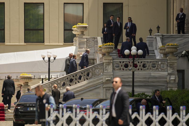 Miembros de la delegación rusa llegan al Palacio de Ciragan para conversaciones de paz entre Ucrania y Rusia en Estambul, Turquía, el lunes 2 de junio de 2025. (AP Foto/Emrah Gurel)
