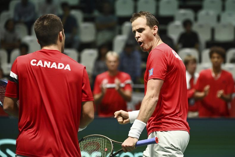 Los canadienses Alexis Galarneau (izquierda) y Vasek Pospisil festejan durante su partido ante Simone Bolelli y Matteo Arnaldi en la Copa Davis, el miércoles 13 de septiembre de 2023 (Massimo Paolone/LaPresse via AP)