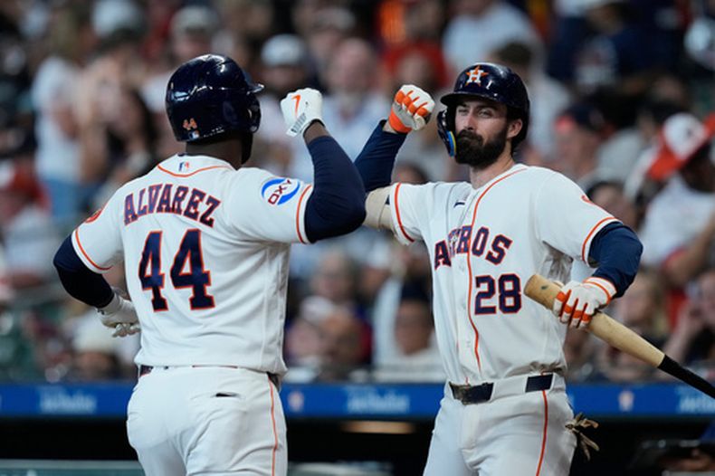 El bateador designado de los Astros de Houston Yordan Álvarez celebra con Braden Shewmake su jonrón solitario en la primera entrada ante los Rangers de Texas el sábado 16 de mayo del 2026. (AP Foto/Kevin M. Cox)