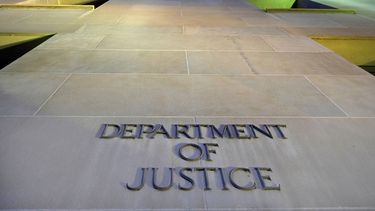 El sello del Departamento de Justicia de Estados Unidos en la sede de esa institución en Washington, el 14 de mayo del 2013. (AP foto/J. David Ake)