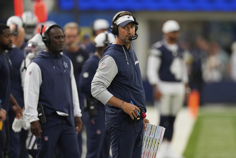 Brian Schottenheimer, entrenador en jefe de los Cowboys de Dallas, observa el encuentro de pretemporada disputado el sábado 9 de agosto de 2025, ante los Rams de Los Ángeles (AP Foto/Mark J. Terrill)