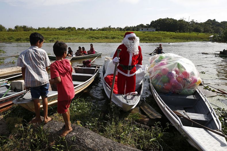 Santa Claus desafía el calor de la Amazonía para llevar regalos a niños