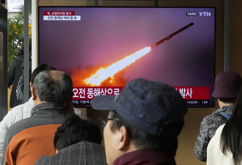 Un televisor muestra una imagen de archivo de un lanzamiento de misiles de Corea del Norte durante un noticiario de televisión en la estación de trenes de Seúl, Corea del Sur, el miércoles 14 de febrero de 2024. (AP Foto/Ahn Young-joon)