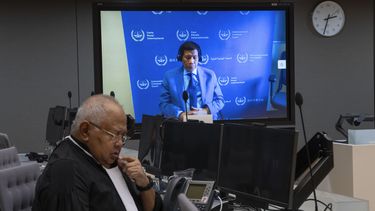 El expresidente de Filipinas. Rodrigo Duterte, en una pantalla de la sala del tribunal de la Corte Penal Internacional (CPI) con su abogado Salvador Medialdea a la izquierda, en La Haya, Holanda, el viernes 14 de marzo de 2025. (AP Foto/Peter Dejong, Pool)