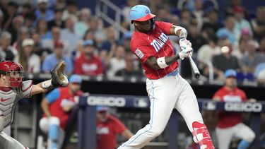 El cubano Jorge Soler de los Marlins de Miami pega un elevado de sacrificio que llevó a la anotación de Dane Myers en la cuarta entrada del juego ante los Filis de Filadelfia el sábado 8 de julio del 2023. (AP Foto/Lynne Sladky)