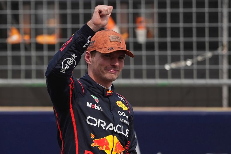 El neerlandés Max Verstappen de Red Bull celebra tras ganar el sprint del Gran Premio de Estados Unidos el sábado 18 de agosto del 2025. (AP Foto/Eric Gay)