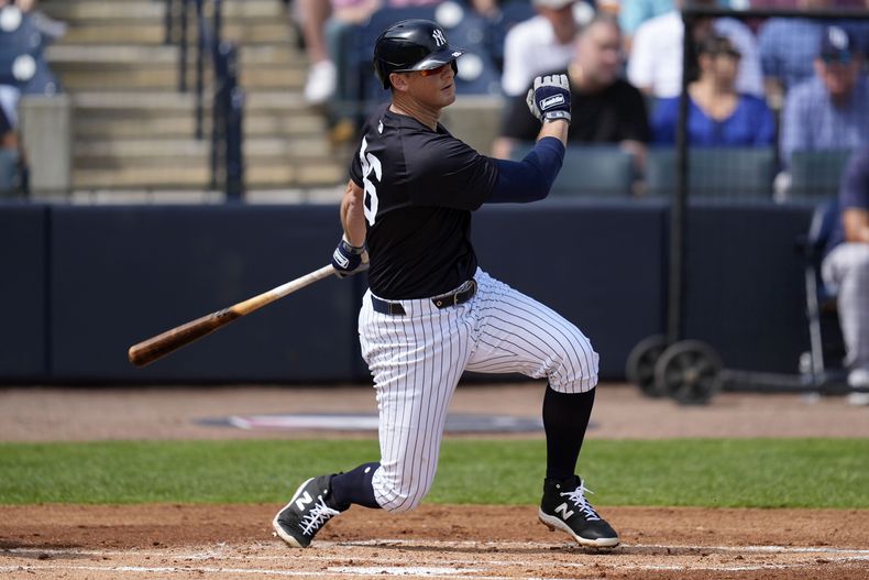 DJ LeMahieu de los Yanquis de Nueva York con una roleta en la primera entrada del juego de exhibición ante los Rays de Tampa Bay el miércoles 6 de marzo del 2024. (AP Foto/Charlie Neibergall)