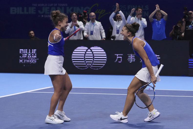 Las italianas Jasmine Paolini y Sara Errani celebran la victoria ante las ucranianas Marta Kostyuk y Lyudmyla Kichenok en las semifinales de la Copa Billie Jean King Cup, el viernes 19 de septiembre de 2025, en Shenzhen, China. (AP Foto/Andy Wong)