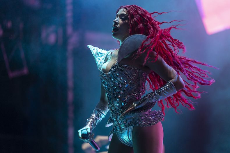 La cantante mexicana Yeri Mua durante su concierto en el Coca-Cola Flow Fest en la Ciudad de México el sábado 23 de noviembre de 2024. (Foto AP/Félix Márquez)