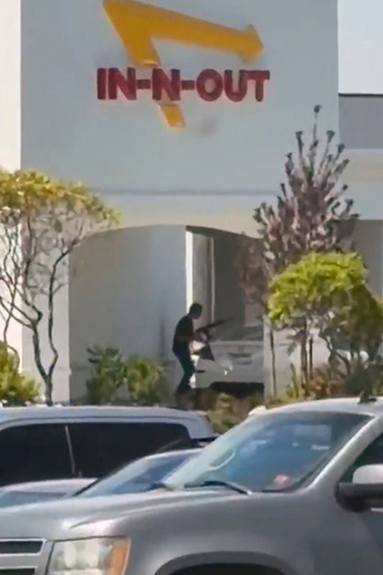 Esta imagen tomada de un video grabado por un testigo muestra la escena de un tiroteo en un restaurante In-N-Out Burger en Twin Falls, Idaho, el sábado 1 de agosto de 2026. (Kevin Bell Jr. vía AP)