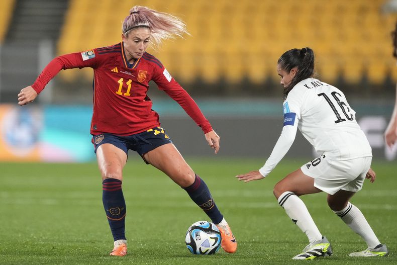 Alexia Putellas (izquierda), de la selección española, y Katherine Alvarado, de Costa Rica, pelean por un balón durante el partido que enfrentó a ambas selecciones en el Grupo C del Mundial femenino, en Wellington, Nueva Zelanda, el 21 de julio de 2023. (AP Foto/John Cowpland)