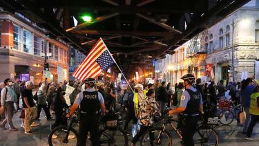 ARCHIVO - Agentes de policía cortan una calle mientras manifestantes participan en una protesta contra la Operación Midway Blitz y la presencia de ICE, el 9 de septiembre de 2025, en Chicago. (AP Foto/Erin Hooley, archivo)