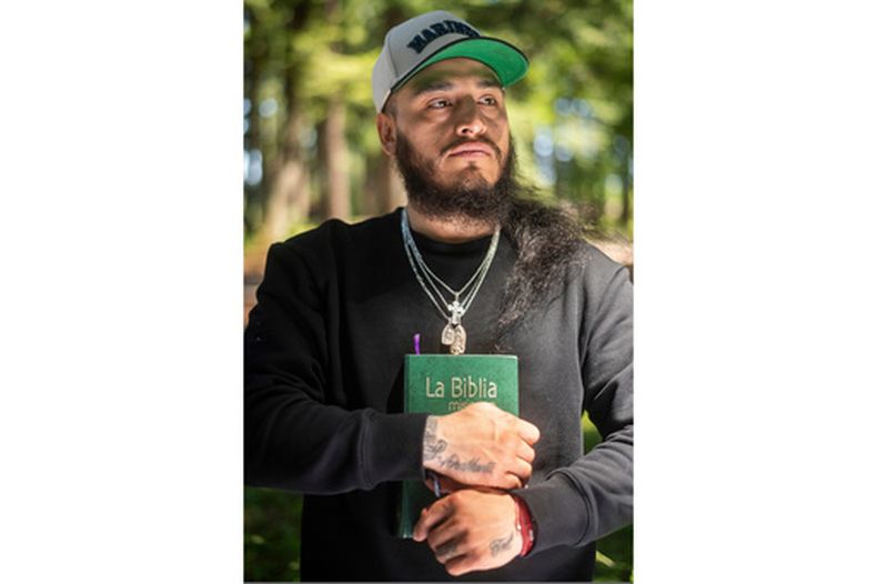 Gabriel Martínez García sujeta una Biblia y se ven tatuajes de sus padres en sus muñecas, en Tenino, Washington, el 14 de junio del 2026. (AP foto/Akash Pamarthy)