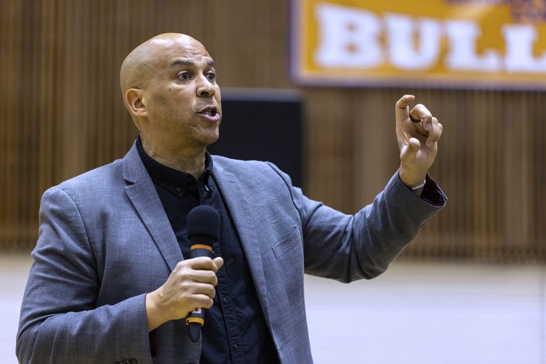 El senador demócrata Cory Booker habla en un foro público en el Bergen Community College de Paramus, Nueva Jersey, el sábado 5 de abril de 2025. (AP Foto/Stefan Jeremiah)
