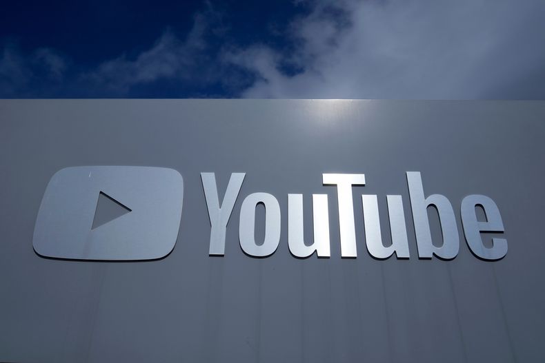 Un letrero de YouTube cerca de la sede de la compañía, el miércoles 12 de marzo de 2025, en San Bruno, California. (AP Foto/Jeff Chiu, Archivo)
