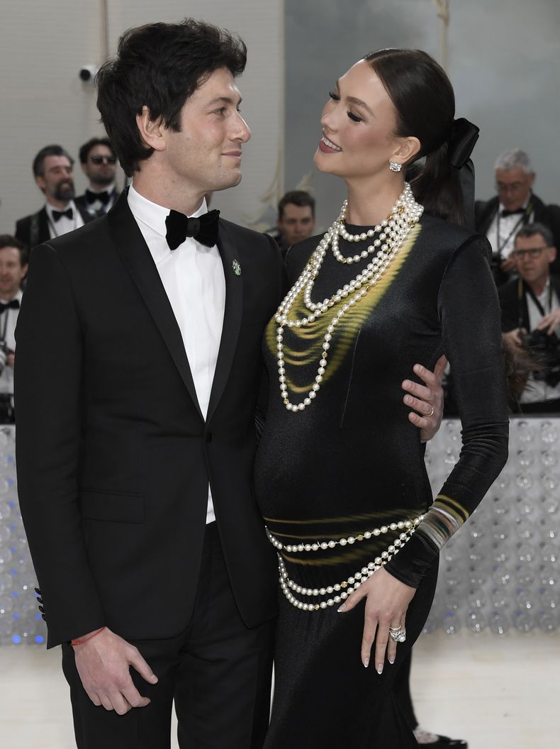 Joshua Kushner, izquierda, y Karlie Kloss llegan a la gala del Instituto del Vestido del Museo Metropolitano de Arte para celebrar la inauguración de la exposición Karl Lagerfeld: A Line of Beauty el lunes 1 de mayo de 2023 en Nueva York.(Foto Evan Agostini/Invision/AP)