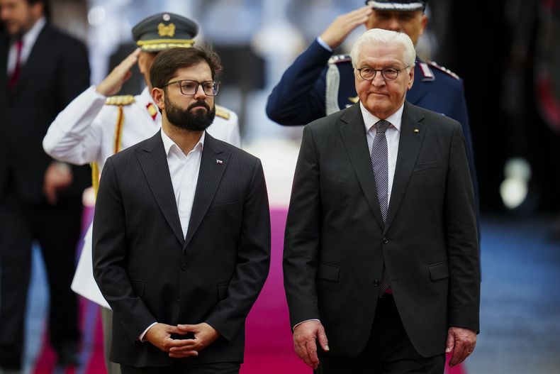 El presidente de Alemania, Frank-Walter Steinmeier, a la derecha, es recibido por el presidente chileno Gabriel Boric en el palacio presidencial de La Moneda en Santiago, Chile, el miércoles 5 de marzo de 2025. (AP Foto/Esteban Félix)