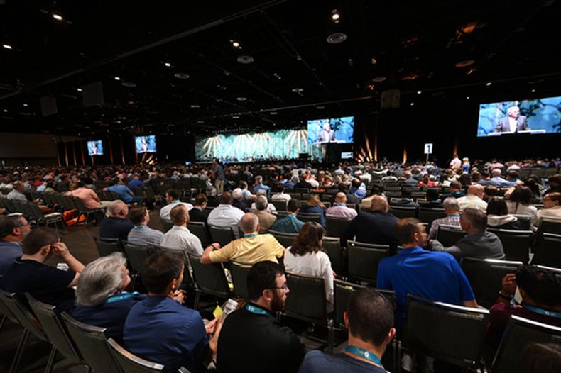 ARCHIVO - Asistentes escuchan una presentación durante la reunión anual de la Convención Bautista del Sur, el martes 9 de junio de 2026, en Orlando, Florida. (Foto AP/Phelan M. Ebenhack, archivo)