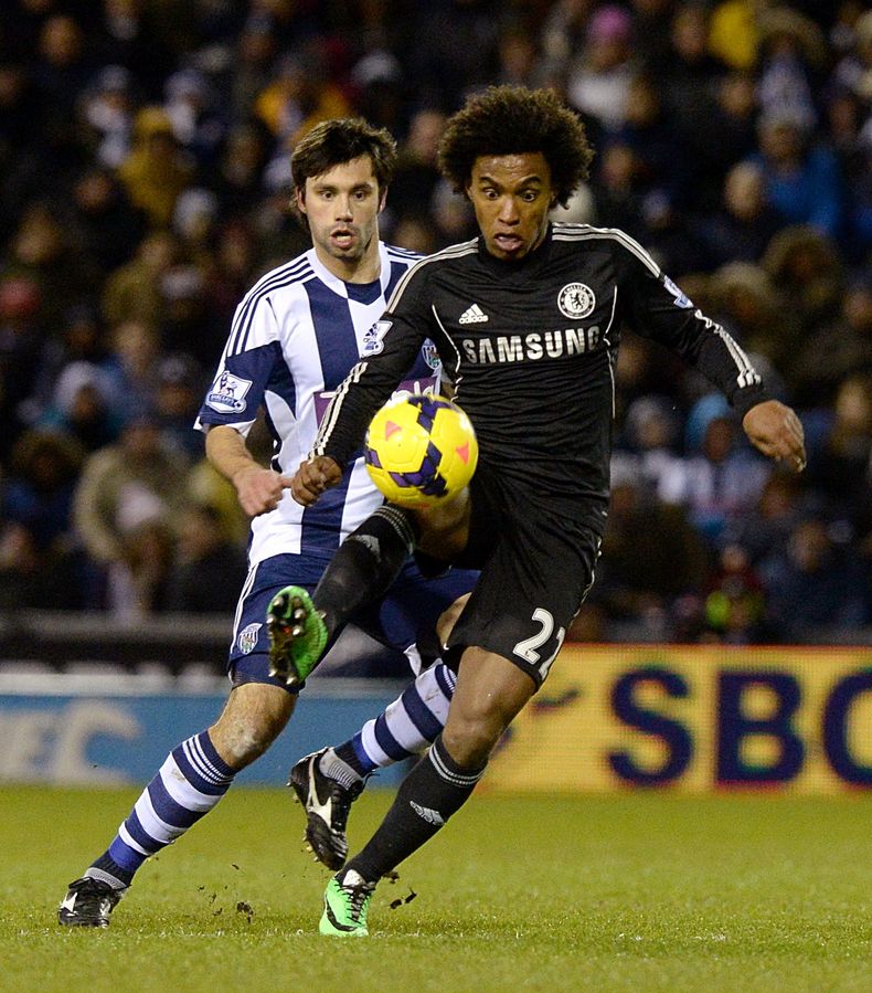 El brasile&ntilde;o Willian, del Chelsea, controla un bal&oacute;n frente al argentino Claudio Yacob, del West Bromwich Albion, en un partido de la Liga Premier inglesa disputado el martes 11 de febrero de 2014 (AP Foto/ Martin Rickett/PA)  UNITED KINGDOM