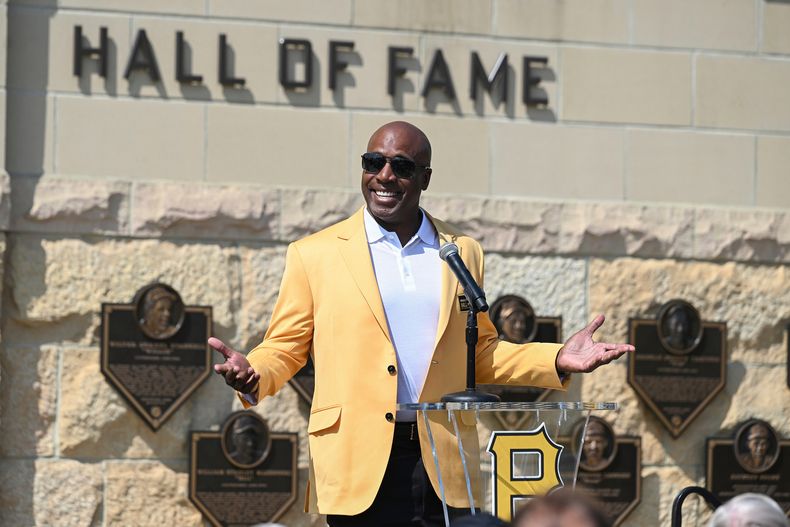 ARCHIVO - Barry Bonds saluda a los presentes durante una ceremonia de homenaje a los integrantes del Salón de la Fama de los Piratas de Pittsburgh, el sábado 24 de agosto de 2024. (AP Foto/Barry Reeger)