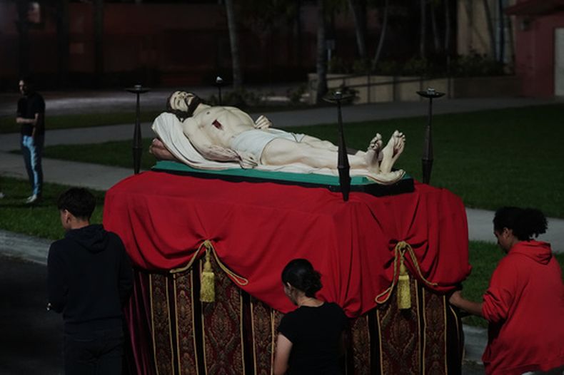 Una representación de Jesús en un ensayo para la procesión de Viernes Santo por parte del grupo juvenil católico Corpus Christi, en Miami, Florida, el 23 de marzo del 2026. (AP foto/Marta Lavandier)
