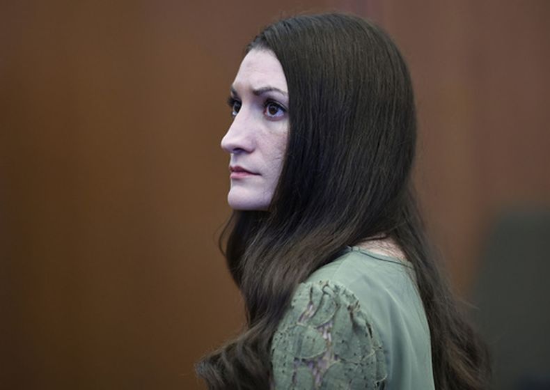 La acusada Lindsay Clancy mira al jurado después de que el juez William Sullivan declarara juicio nulo en el proceso que se le sigue por homicidio el viernes 4 de septiembre de 2026, en Plymouth, Massachusetts. (Greg Derr/The Patriot Ledger vía AP, Pool)