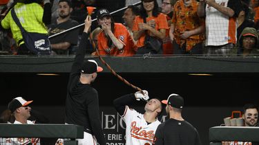 Ryan Mountcastle, de los Orioles de Baltimore, festeja su jonrón de dos carreras en la sexta entrada ante los Angelinos de Los Ángeles, el martes 16 de mayo de 2023 (AP Foto/Nick Wass)