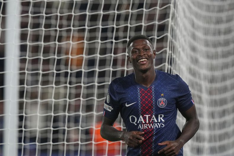 Nuno Mendes celebra tras marcar el tercero gol del Paris Saint-Germain ante Atalanta en la Liga de Campeones, el miércoles 17 de septiembre de 2025, en París (AP Foto/Thibault Camus)