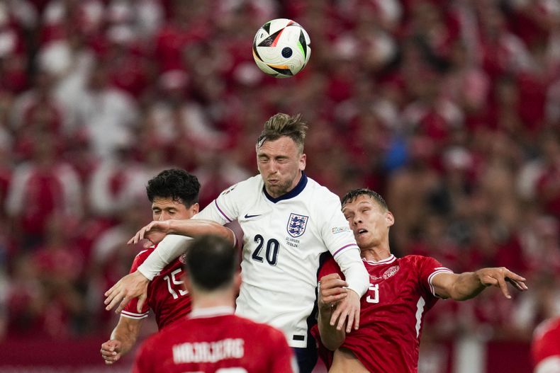 El inglés Jarrod Bowen y los daneses Christian Norgaard y Rasmus Hojlund intentan cabecear el balón en el encuentro del Grupo C de la Euro 2024 el jueves 20 de junio del 2024. (AP Foto/Themba Hadebe)