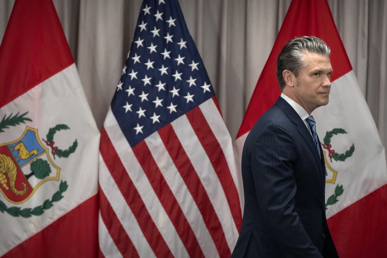 El secretario de Defensa estadounidense Pete Hegseth llega a una reunión con el ministro de Relaciones Exteriores de Perú, Elmer Schialer, y el ministro de Defensa de la nación latinoamericana, Walter Astudillo, el lunes 5 de mayo de 2025, en el Pentágono, en Washington. (AP Foto/Mark Schiefelbein)