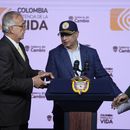 El ministro de Defensa de Colombia, Iván Velásquez, desde la izquierda, el presidente colombiano, Gustavo Petro, y el comandante de las Fuerzas Armadas de Colombia, el general Helder Giraldo, en una conferencia de prensa en el Palacio Presidencial de Nariño en Bogotá, Colombia, el martes 30 de abril de 2024. Petro anunció en la conferencia de prensa que miles de municiones y otros materiales de uso bélico como granadas desaparecieron de dos bases militares. (AP Foto/Fernando Vergara)