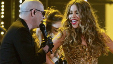 pitbull y sofia vergara sorprendieron en los grammy con el taxi
