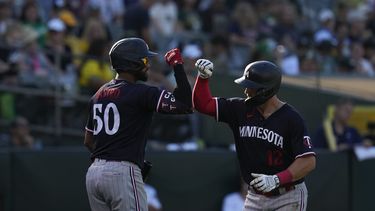 Kyle Farmer (derecha), de los Mellizos de Minnesota, festeja con el boricua Willi Castro luego de batear un jonrón en el duelo del sábado 15 de julio de 2023, ante los Atléticos de Oakland (AP Foto/Godofredo A. Vásquez)