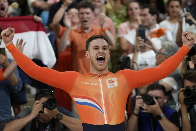El neerlandés Harrie Lavreysen celebra su victoria en la prueba de velocidad del ciclismo de pista de los Juegos Olímpicos de París, el viernes 9 de agosto de 2022.. (AP Foto/Ricardo Mazalán)