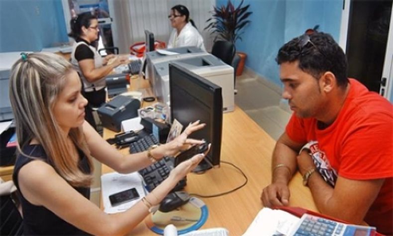 Limitan la activación de líneas de telefonía móvil en La Habana y Holguín sin explicar las causas pese al aumento de la demanda.