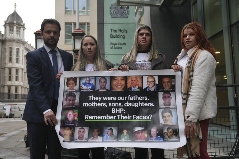 Víctimas del desastre en la represa Mariana – de derecha a izquierda: Pamela Fernandes, Gelvana Rodrigues, Monica dos Santos y el ex alcalde de Mariana, Juliano Duarte – fuera del tribunal en Londres el 13 de marzo del 2025. (AP foto/Kin Cheung)