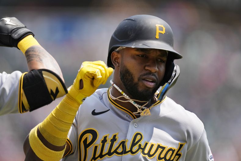 Rodolfo Castro de los Piratas de Pittsburgh tras batear un jonrón ante los Tigres de Detroit, el miércoles 17 de mayo de 2023. (AP Foto/Carlos Osorio)