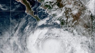 En esta imagen satelital de la Oficina Nacional de Administración Oceánica y Atmosférica de Estados Unidos se muestra el huracán Rachel en el océano Pacífico, el miércoles 30 de septiembre de 2026. (Oficina Nacional de Administración Oceánica y Atmosférica vía AP)