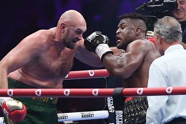 ARCHIVO - Tyson Fury (izquierda) combate contra Francis Ngannou, el 29 de octubre de 2023, en Riad, Arabia Saudí. (AP Foto/Yazeed Aldhawaihi)